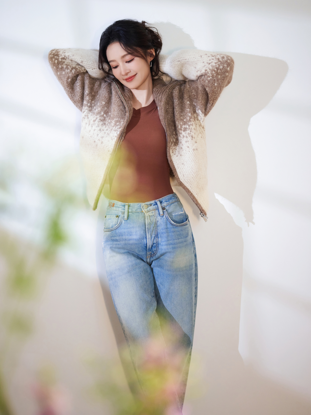 李沁身材之所以特別有記憶點，不只是因為纖細，而是骨架偏薄、肩頸線條乾淨、腰線明顯，加上穿搭懂得放大優勢，所以整體比例特別好，也更顯修長有氣質。