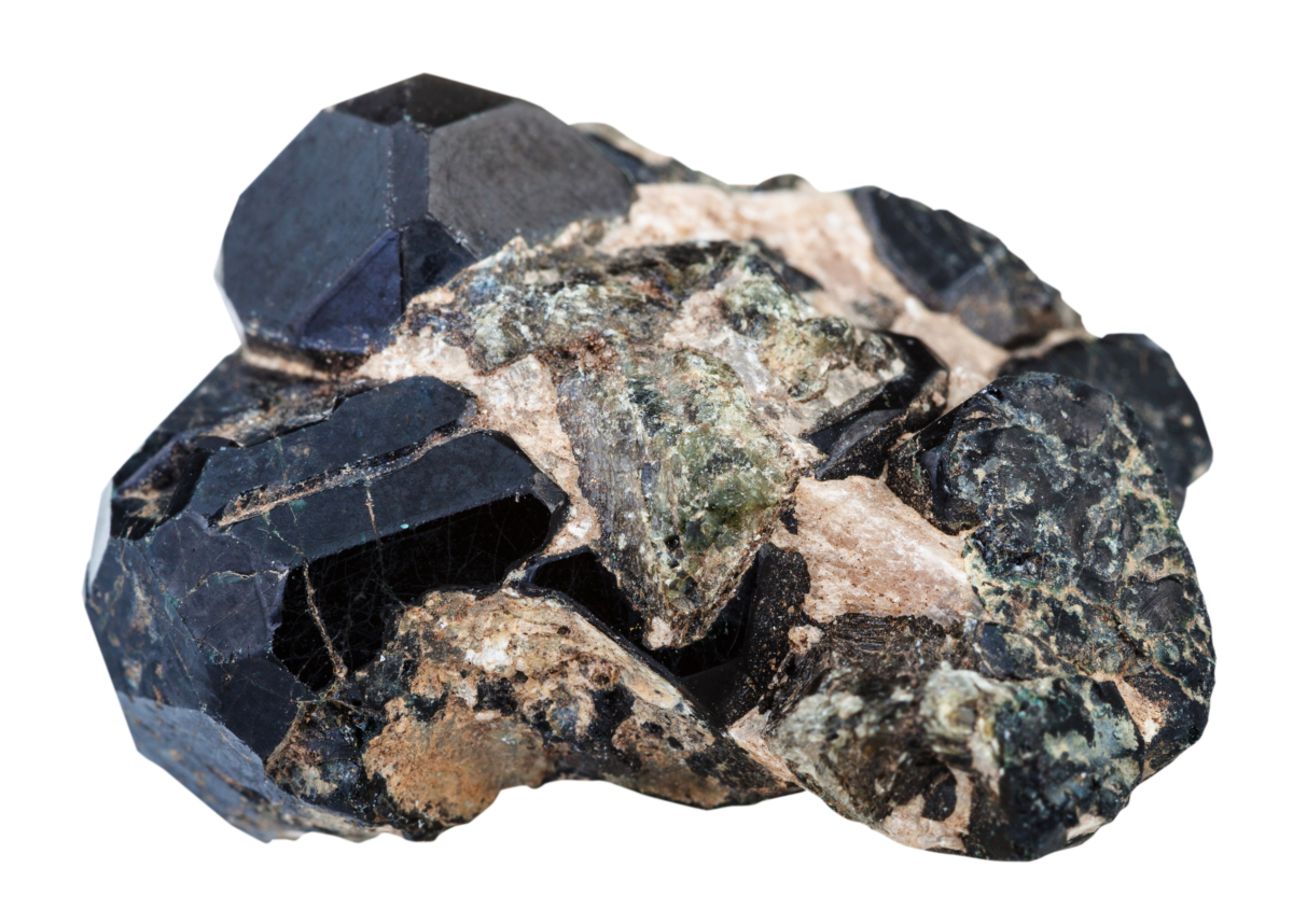 黑尖晶雖有多種顏色，但以沉穩百搭的黑色最受歡迎，兼具低調成熟、耐看有質感的特色，常被製成各類飾品，也適合喜歡簡約深色風格的人。