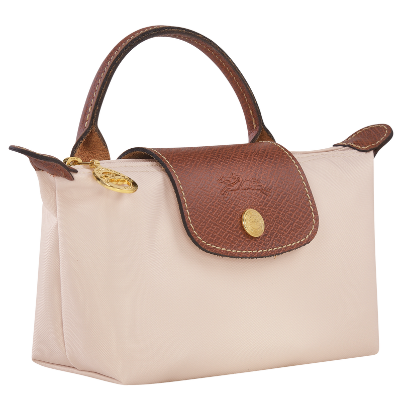 Longchamp Le Pliage Original Pouch 價格較親民，外型輕巧可愛，適合想先入門、平日帶少量物品或重視造型感的人。
