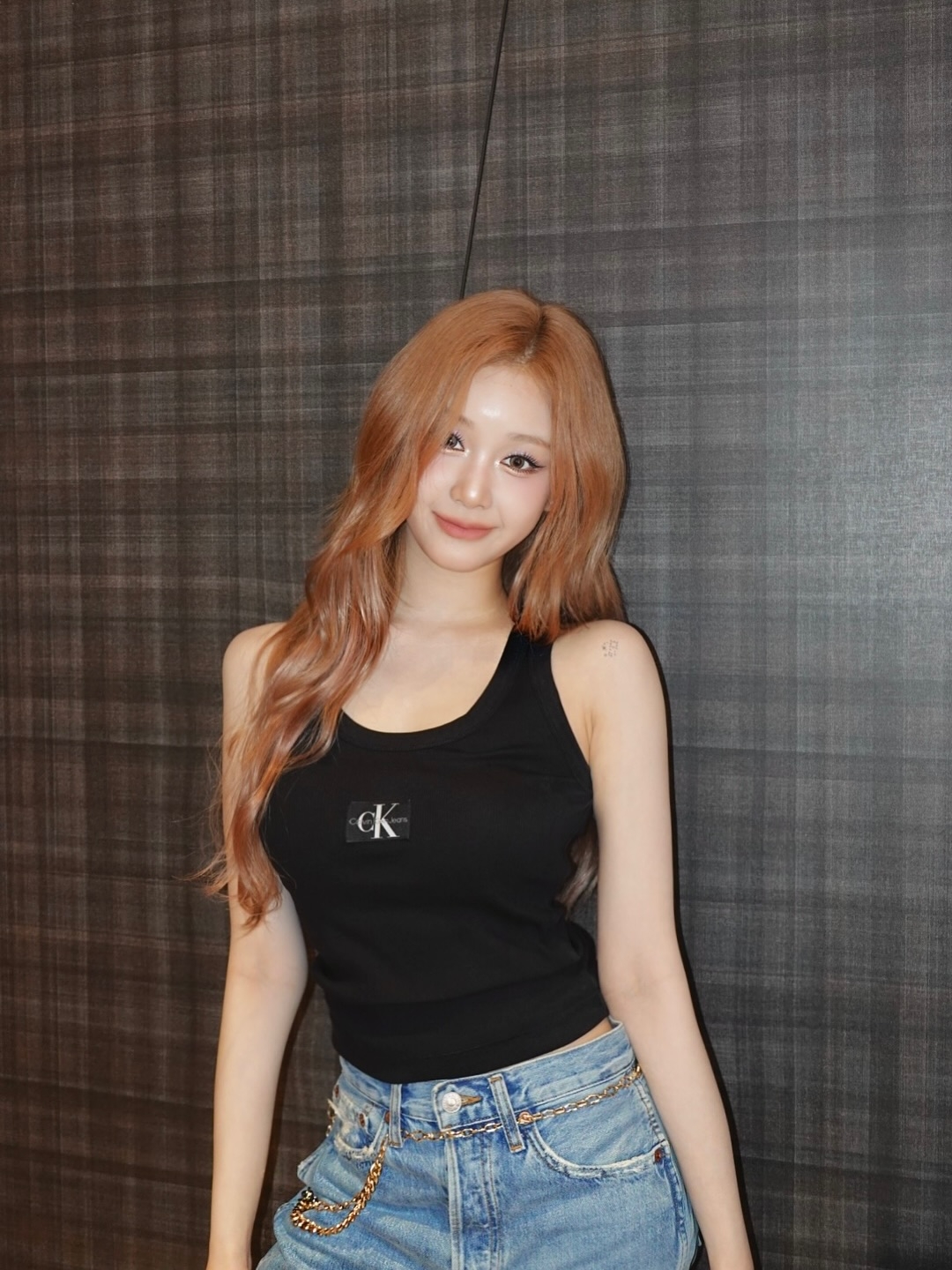 金色鍊條裝飾不僅強調了腰線位置，還把普通的休閒裝穿出了精緻感。