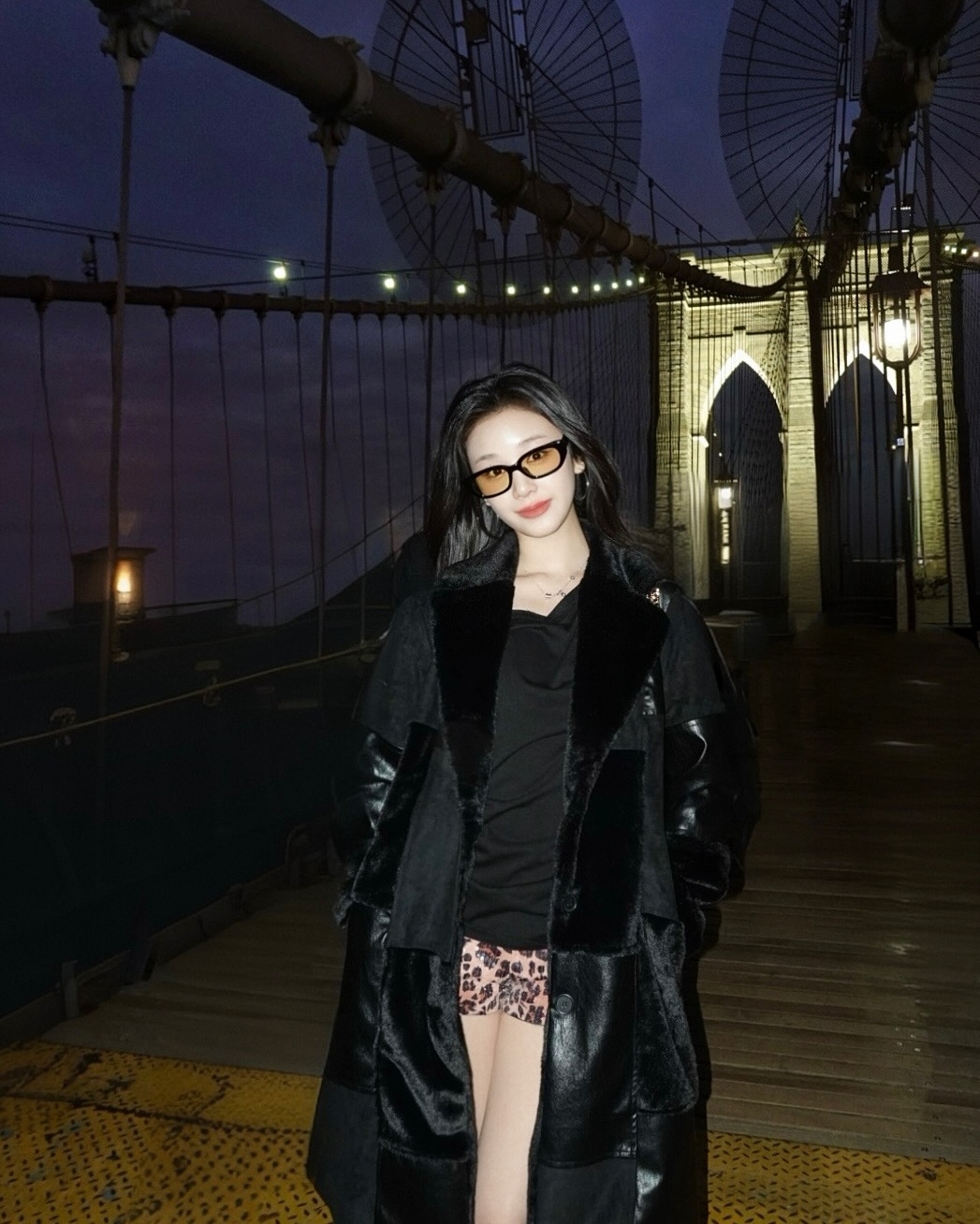 這是一個非常大膽的嘗試，豹紋在黑色大衣下若隱若現，再戴上一副復古黃色透光墨鏡。