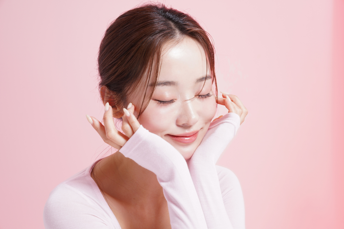 精華水是一種比一般化妝水更滋潤、但質地仍然輕盈的護膚品。