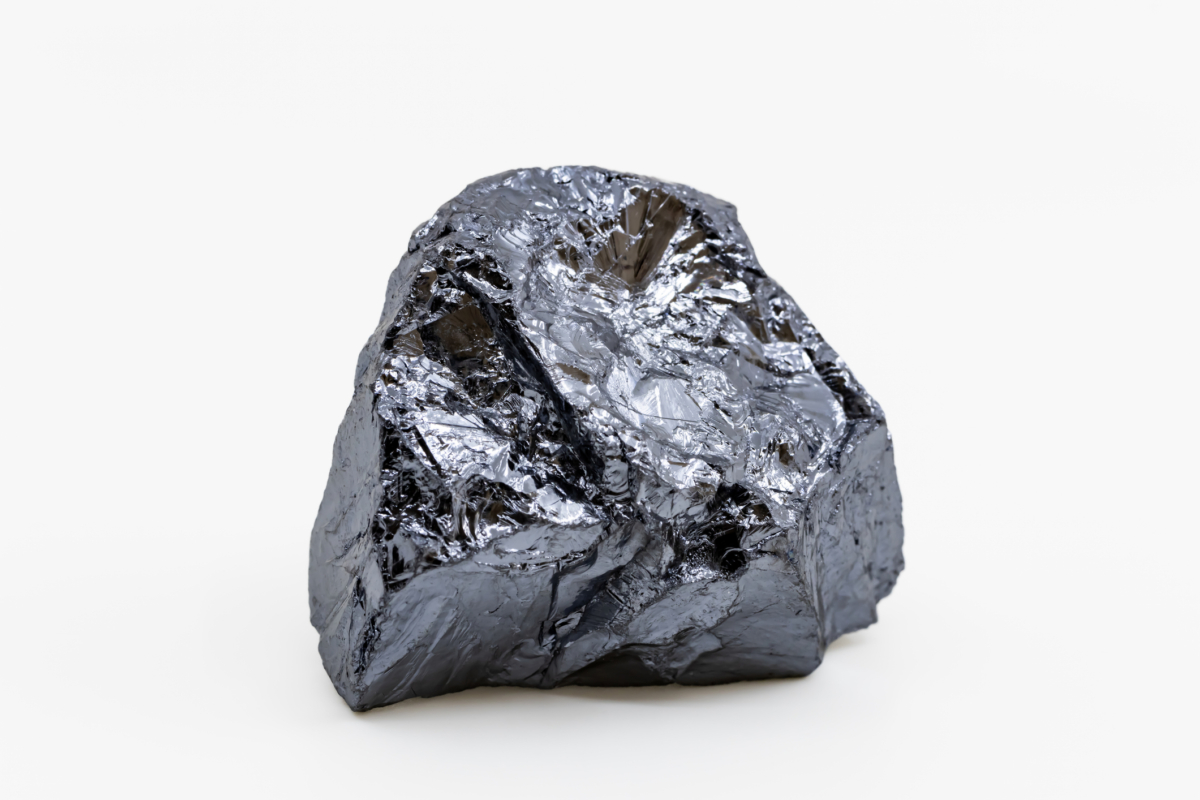 鈦赫茲通常是指以高純度矽製成、帶銀灰金屬光澤的人造飾材，名字借用「太赫茲」科學名詞，但本身並非天然礦石。