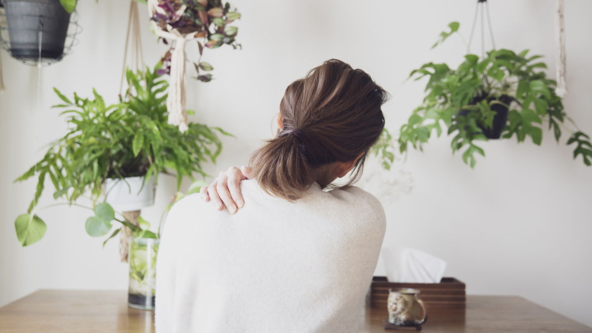 圓肩會導致患者不自覺抬高下巴且頭部後仰，側面觀察時，頸部與背部會形成一個明顯的半圓弧狀。