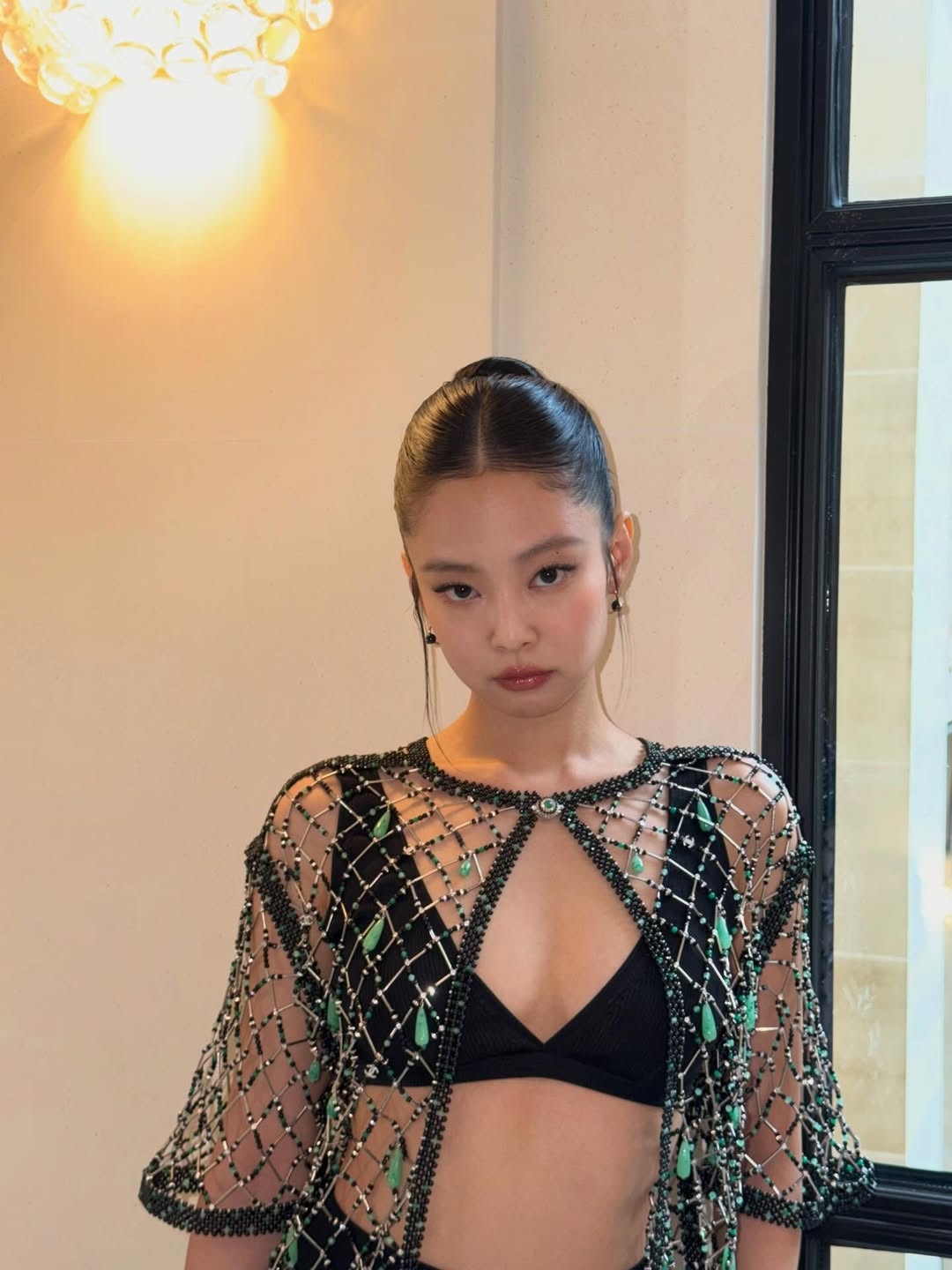 「貓系長相」是近期韓國美妝界最受追捧的審美指標，這種風格成功地在冷豔與親和力之間取得平衡，成為許多女生夢寐以求的臉蛋類型。