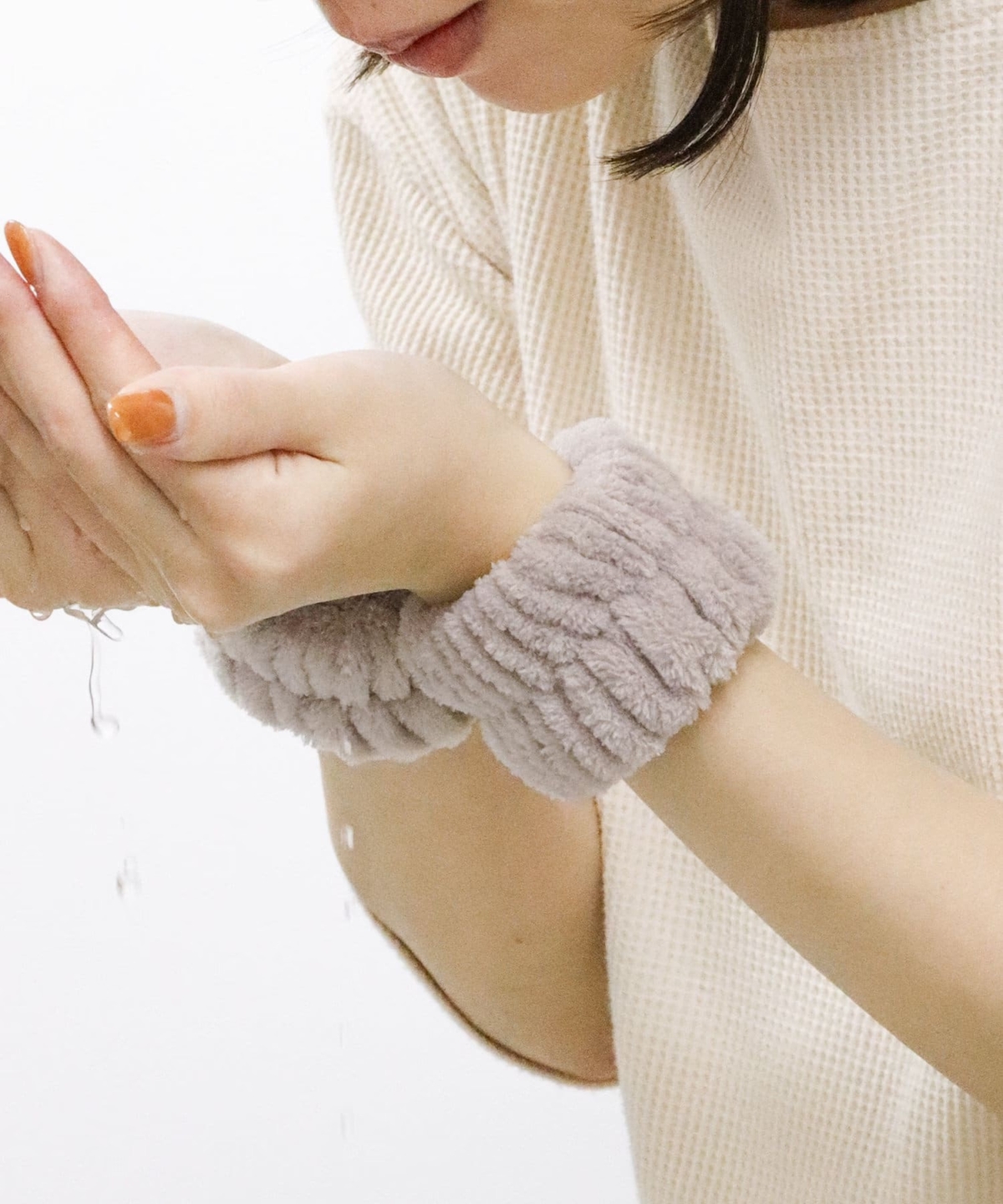 洗臉時最崩潰的莫過於水順著手臂流進袖子，這款「吸水袖套」完全是洗漱救星！