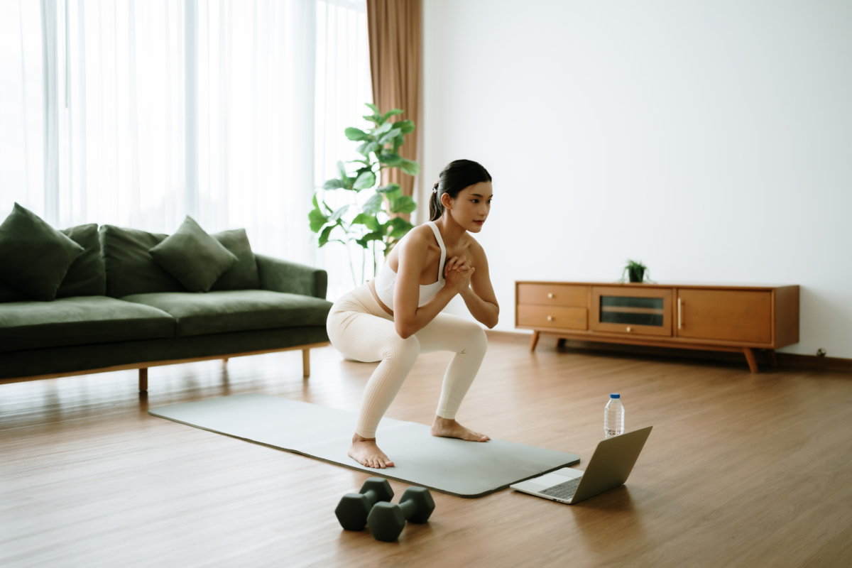 10秒輕呼吸深蹲是一種結合慢動作與呼吸節奏的溫和居家深蹲訓練，透過放慢下蹲與起身節奏，持續刺激臀腿與核心，也特別適合初學者入門。