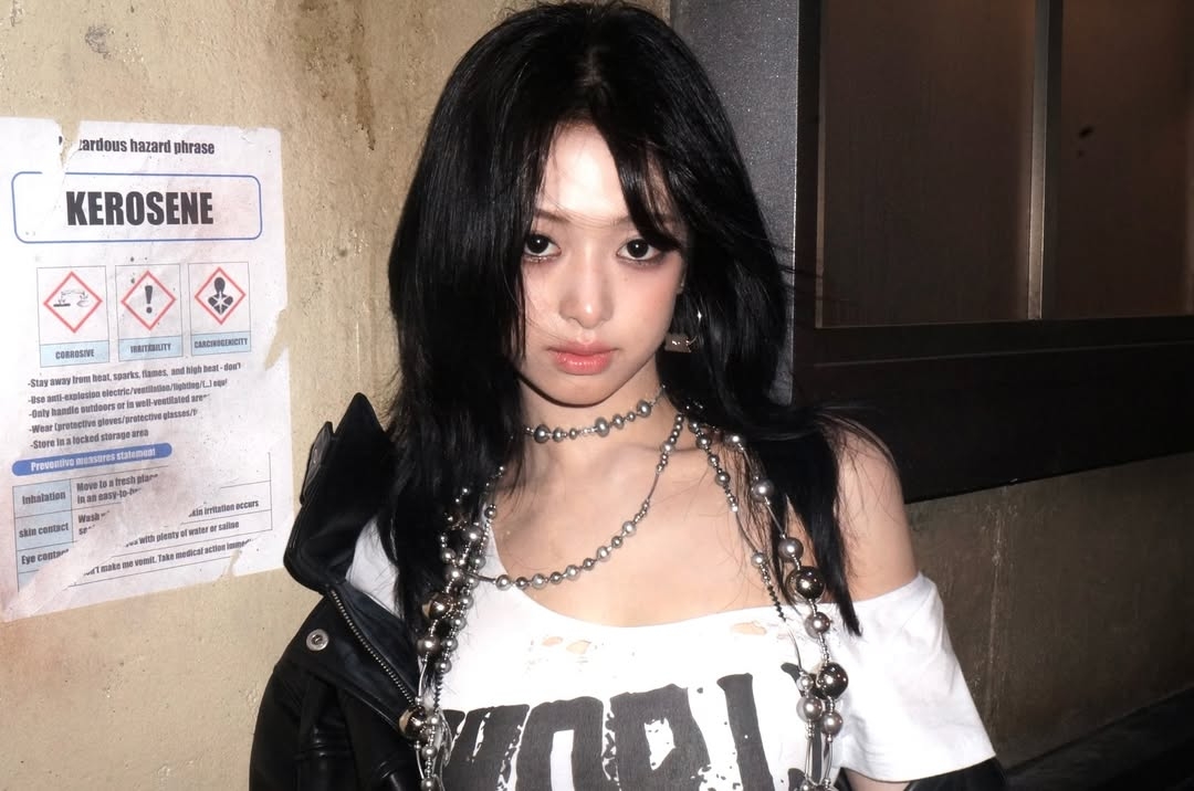 提到 BABYMONSTER ahyeon最常被掛上的標籤就是「Jennie 接班人」或「小 Jennie」，因出道前便因外貌酷似師姐 Jennie 而備受矚目，並被外界賦予高度期待。