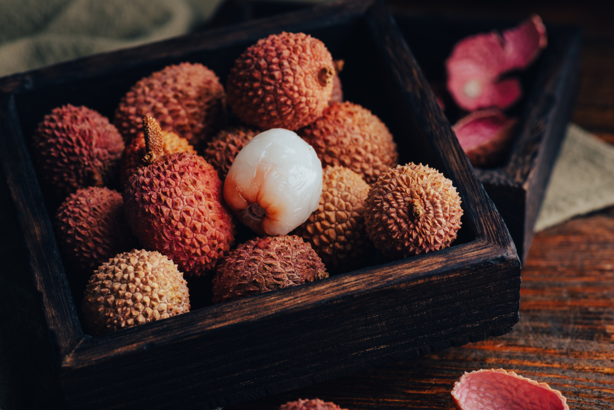 挑荔枝時可按自己喜歡的果香選品種，再以果肉飽滿、外表完整、沒有明顯碰傷為原則。