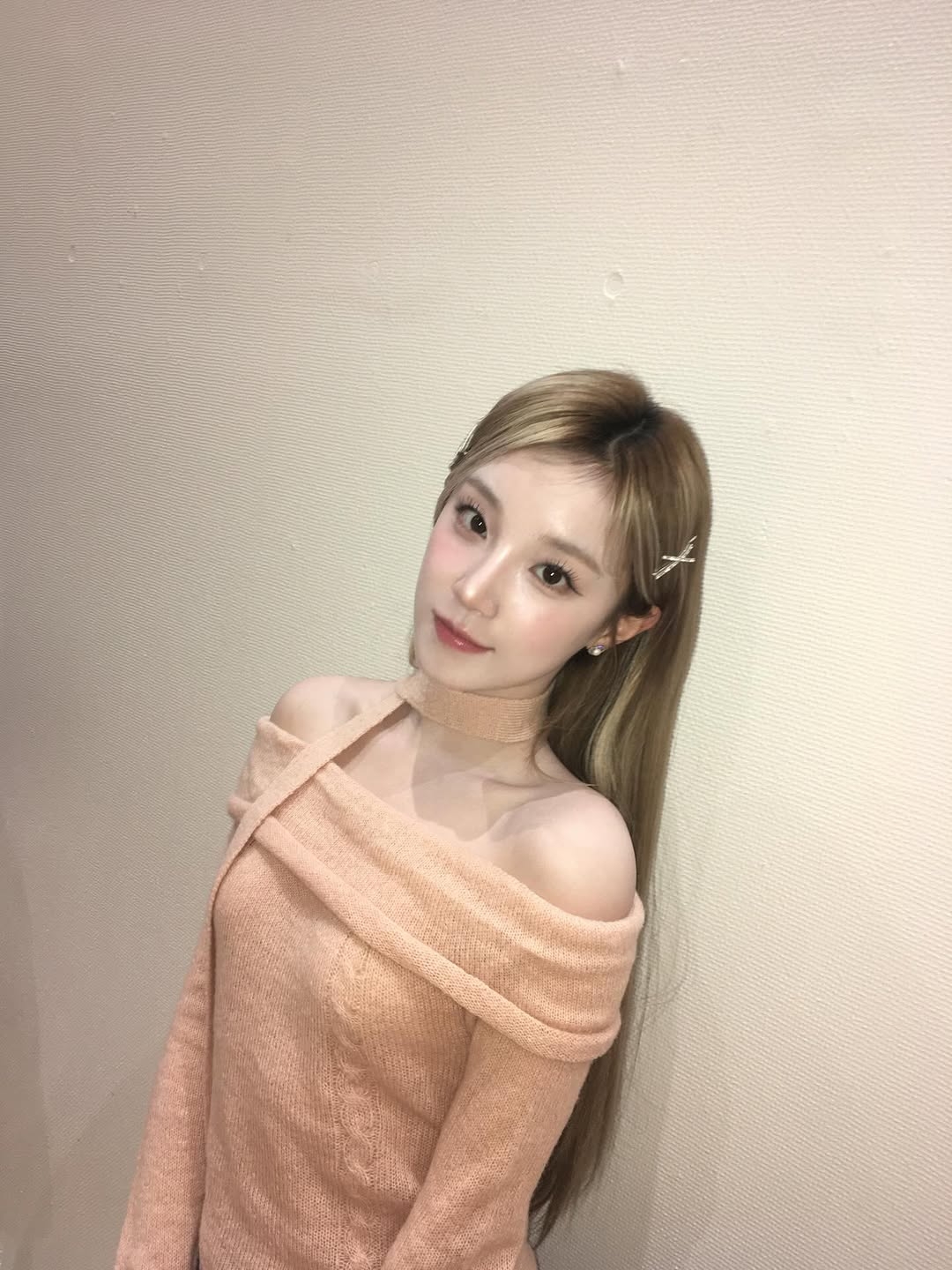 秋季型人擁有暖色調的膚質特質，最適合選用中低明度與中低彩度的棕色、駝色及卡其色，這些色調能讓眼神顯得柔和且輪廓更加深邃。