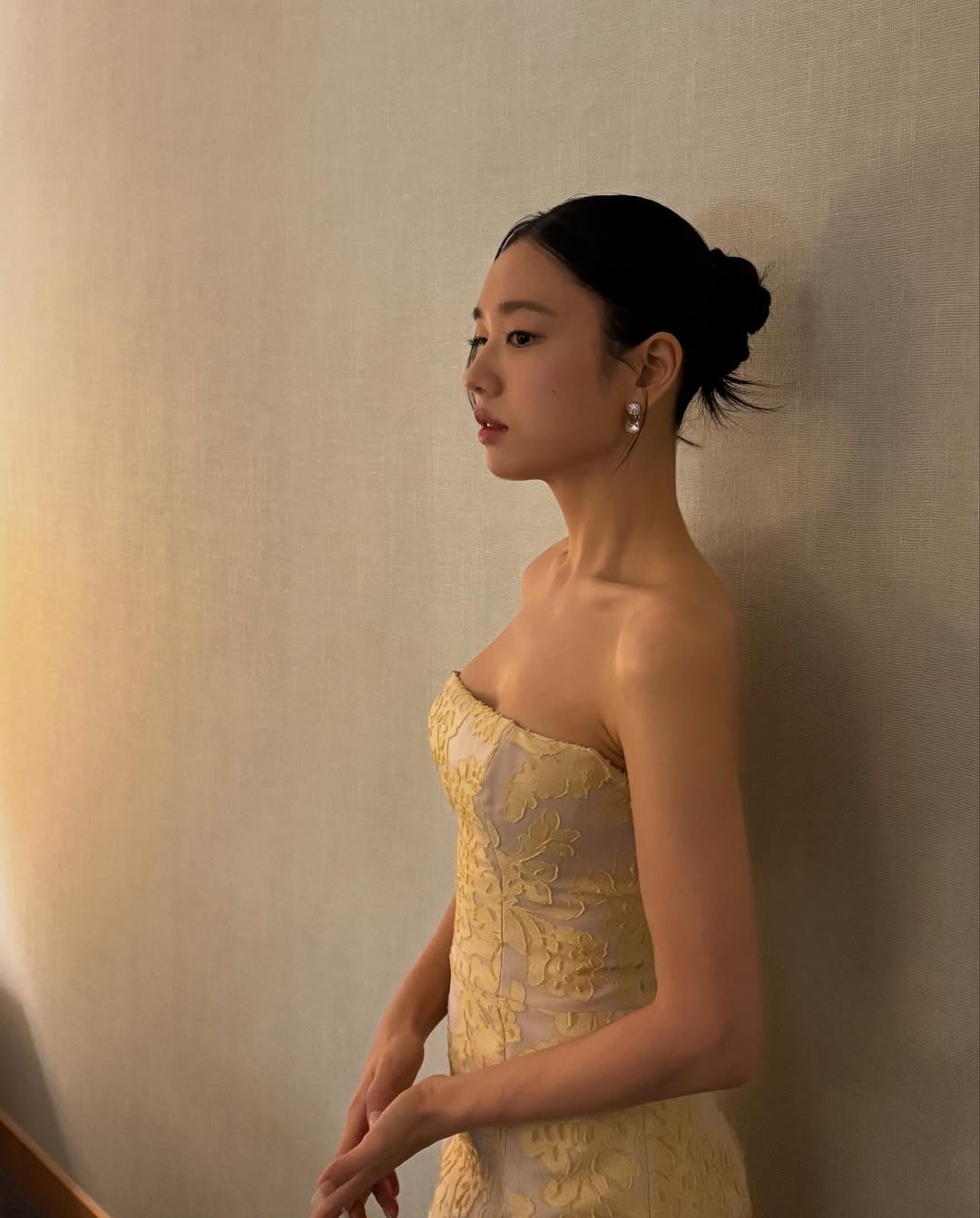 安恩真持續穿梭於舞台與螢幕之間，用細膩的演技詮釋多元角色，展現出如「魅力百科全書」般的深厚內涵。