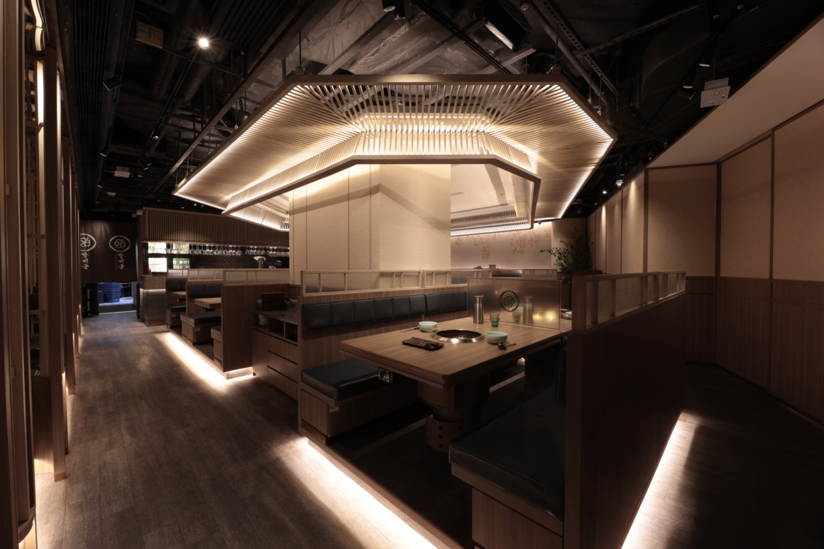 整個餐廳以木系裝潢為主，超有氛圍感～