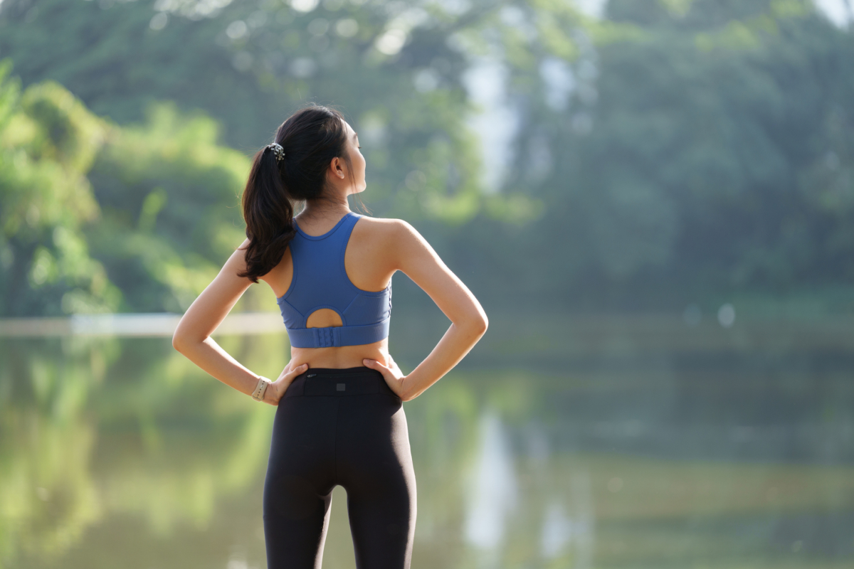 挑選合適的瑜珈褲，首重試穿時的動態回饋，必須透過深蹲與彎腰動作，確認布料在拉伸狀態下的包覆力與遮蔽性。