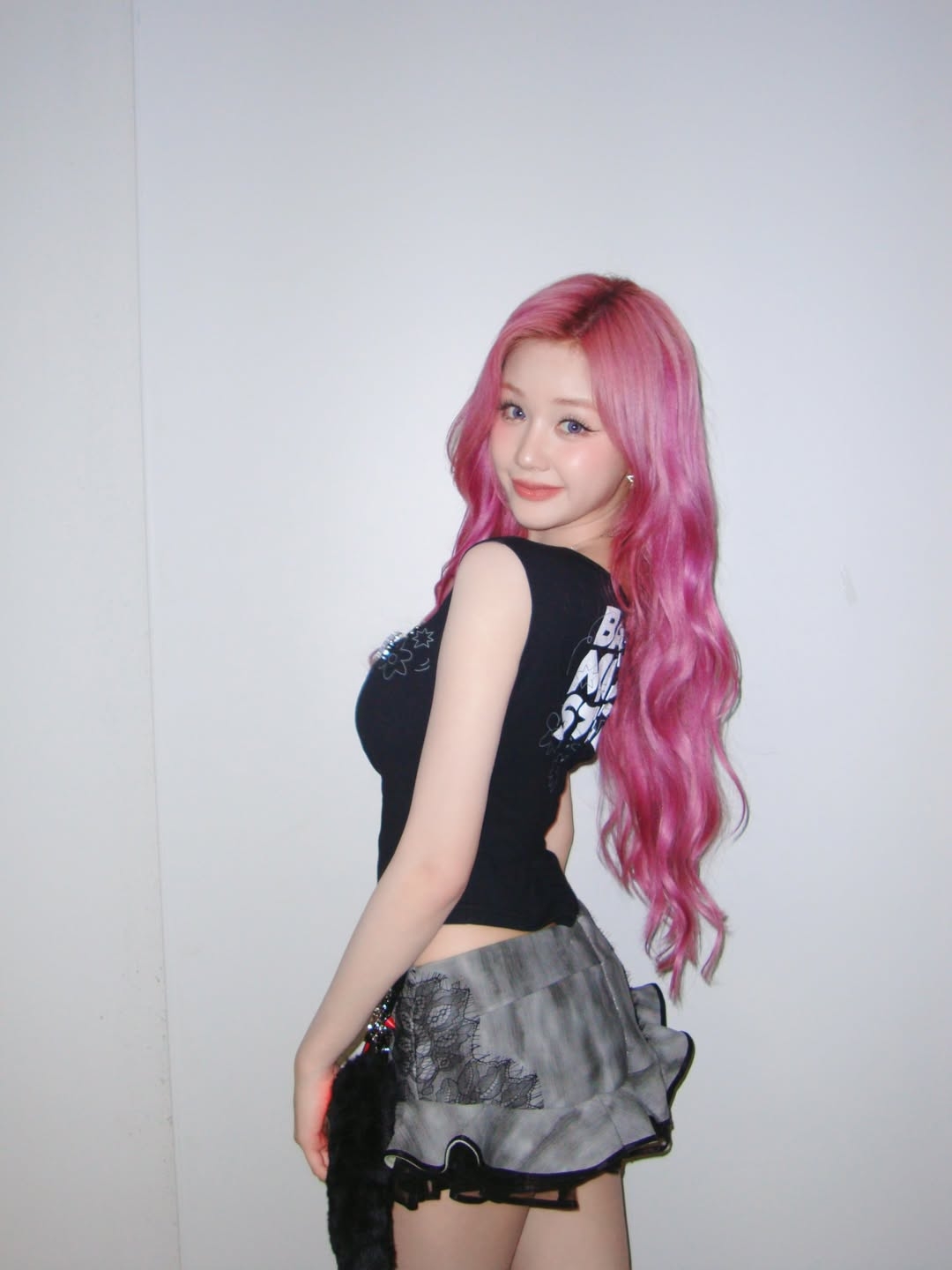 在生存節目期間，BLACKPINK成員Jennie曾對其歌唱實力作出直接點評，認為其音色特質與Rosé相當接近，這項來自前輩的專業肯定，確立了Pharita在隊內主唱的定位。