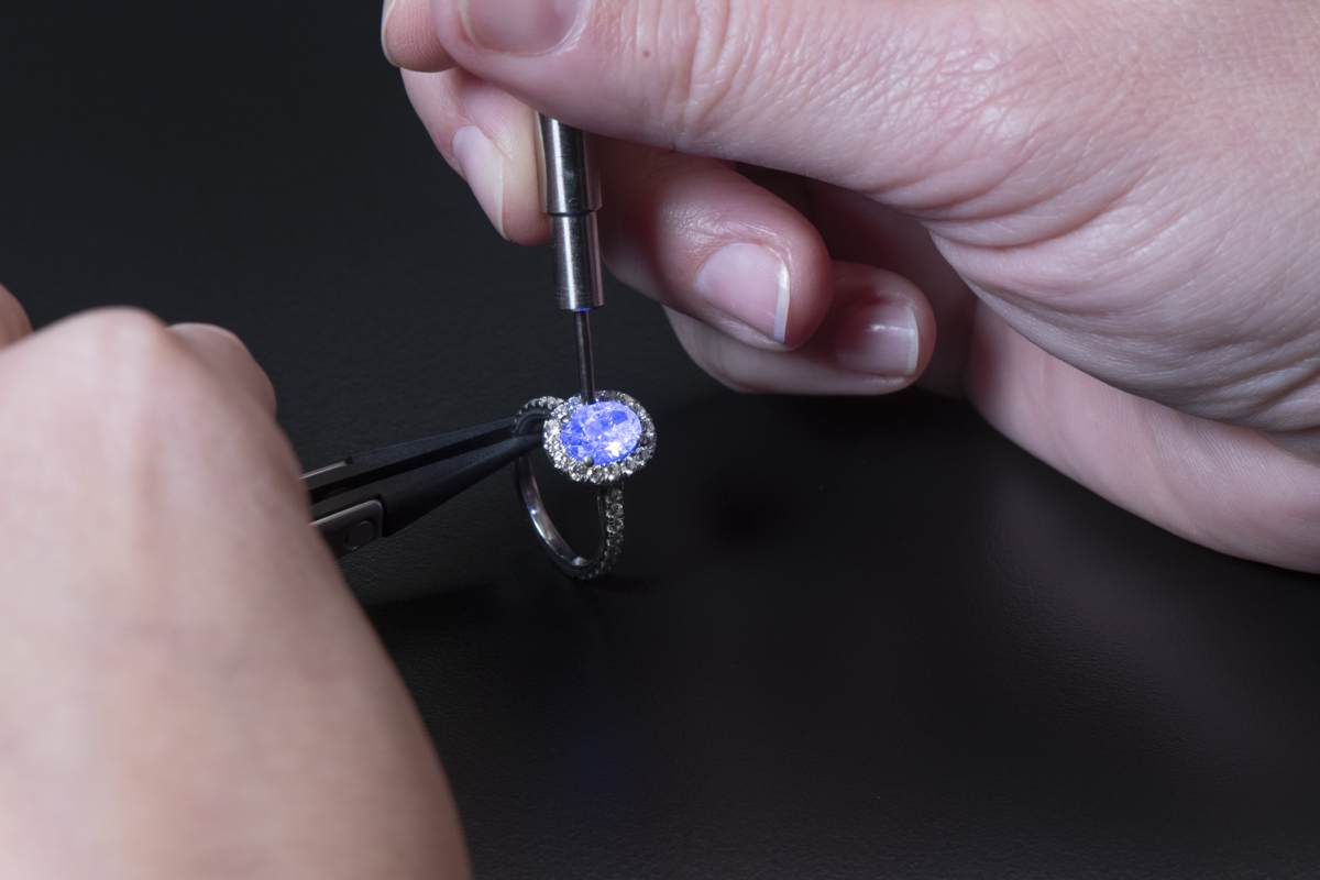 GIA從四大核心領域：教育、鑑定、儀器及研究，成為守護珠寶界的傳說～