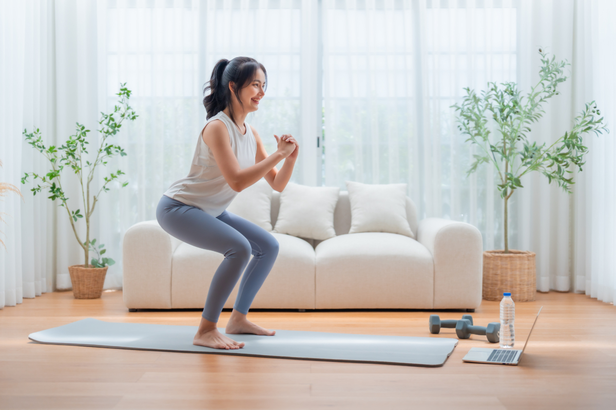 低衝擊版10分鐘HIIT即使不跳，也能透過連續動作和節奏變化維持訓練效果，特別適合新手、膝蓋較敏感，或想在家安靜運動的人。