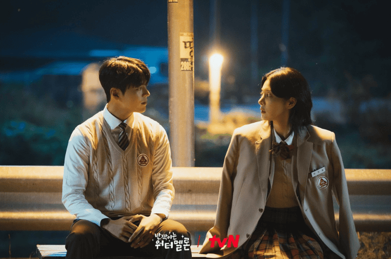 「堅持不是一種痛苦的忍受，而是像蚌殼磨砂成珠，用溫潤的時光，包裹住那些尖銳的挑戰。」