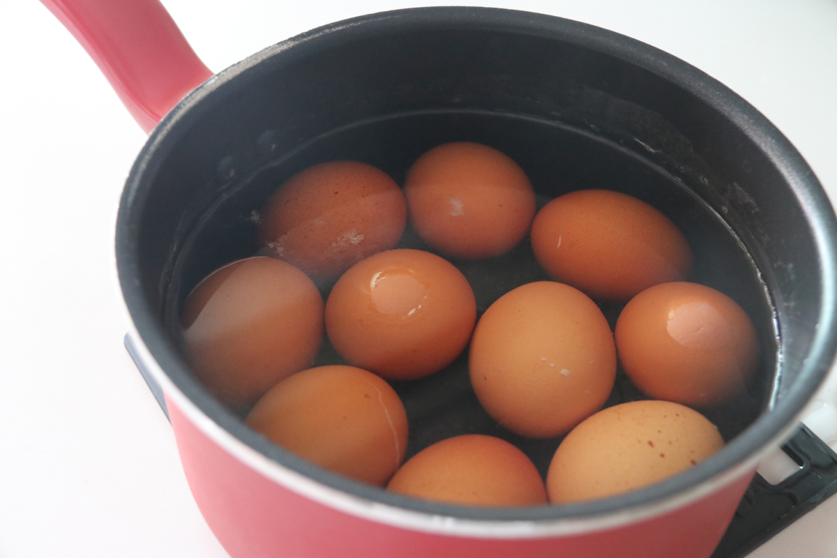 糖心蛋一般煮 6 分 30 秒到 7 分鐘最剛好，蛋白定型、蛋黃濕潤濃稠，是最多人喜歡的口感。