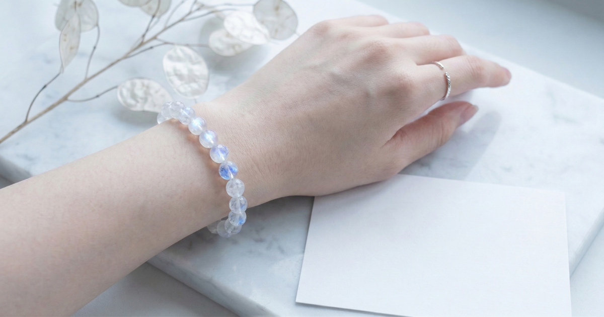 戴在左手能向內沉澱，幫助穩定波動的情緒、過濾負能量並建立樂觀的心態；配戴於右手則側重於能量的外放，有助於修復人際關係、提升個人魅力並增進桃花運。