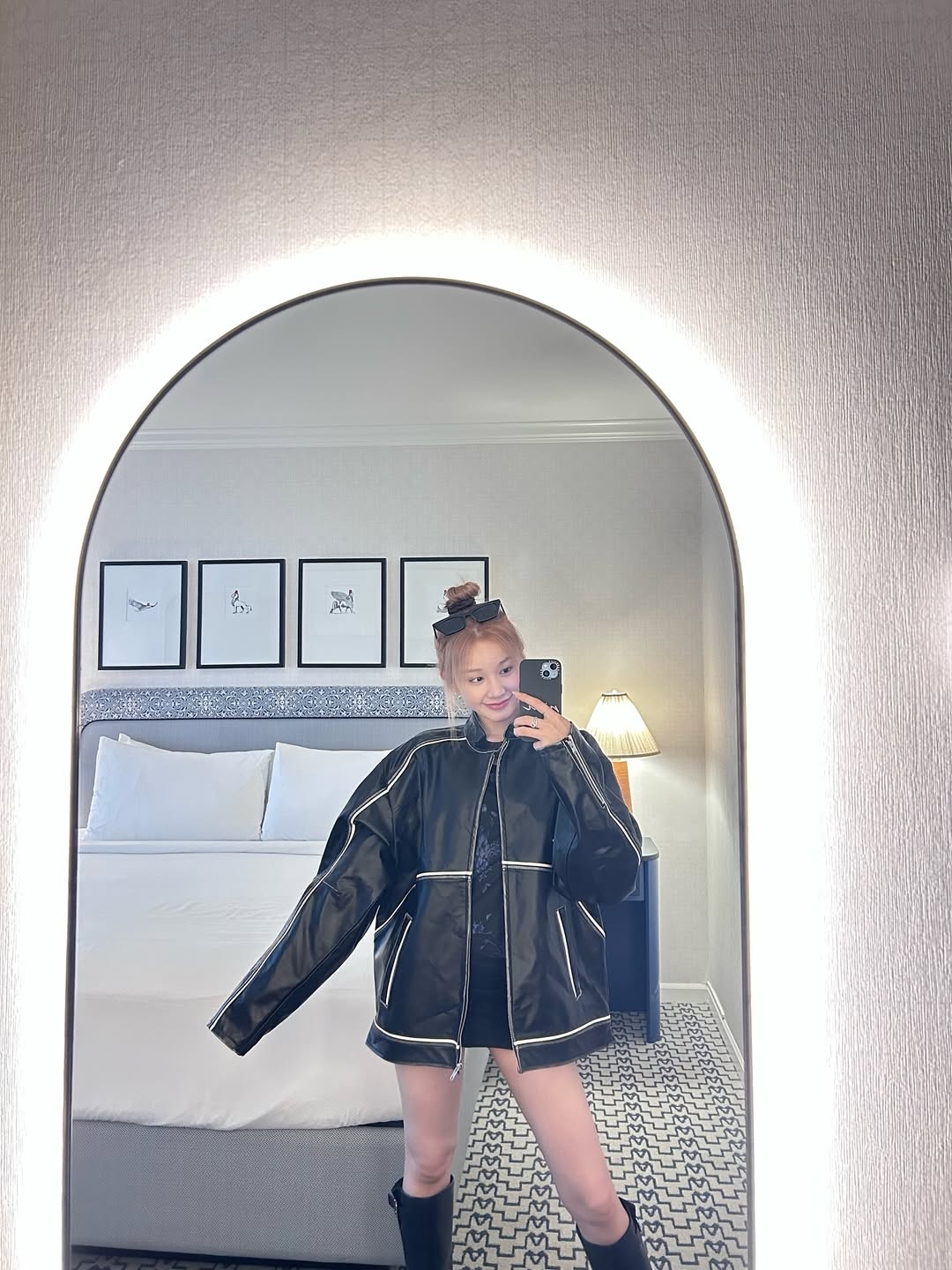 套穿搭成功將視覺重心拉高，是她私服中最顯比例的造型之一。