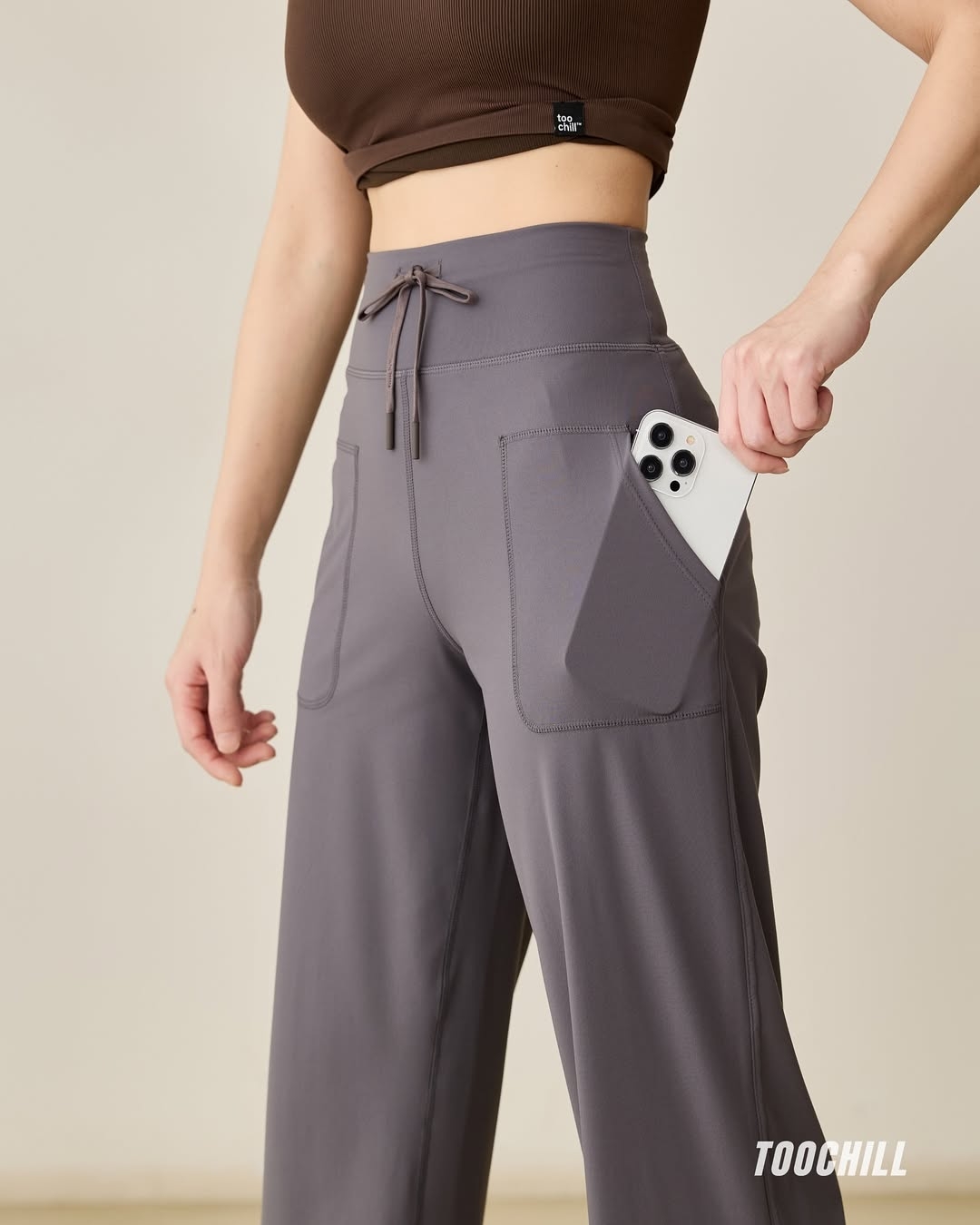 Chilloha 是來自香港的熱門運動時尚品牌，其瑜伽褲以「高性價比」與「多元功能性」為核心，特別針對亞洲女性的身型與氣候需求。