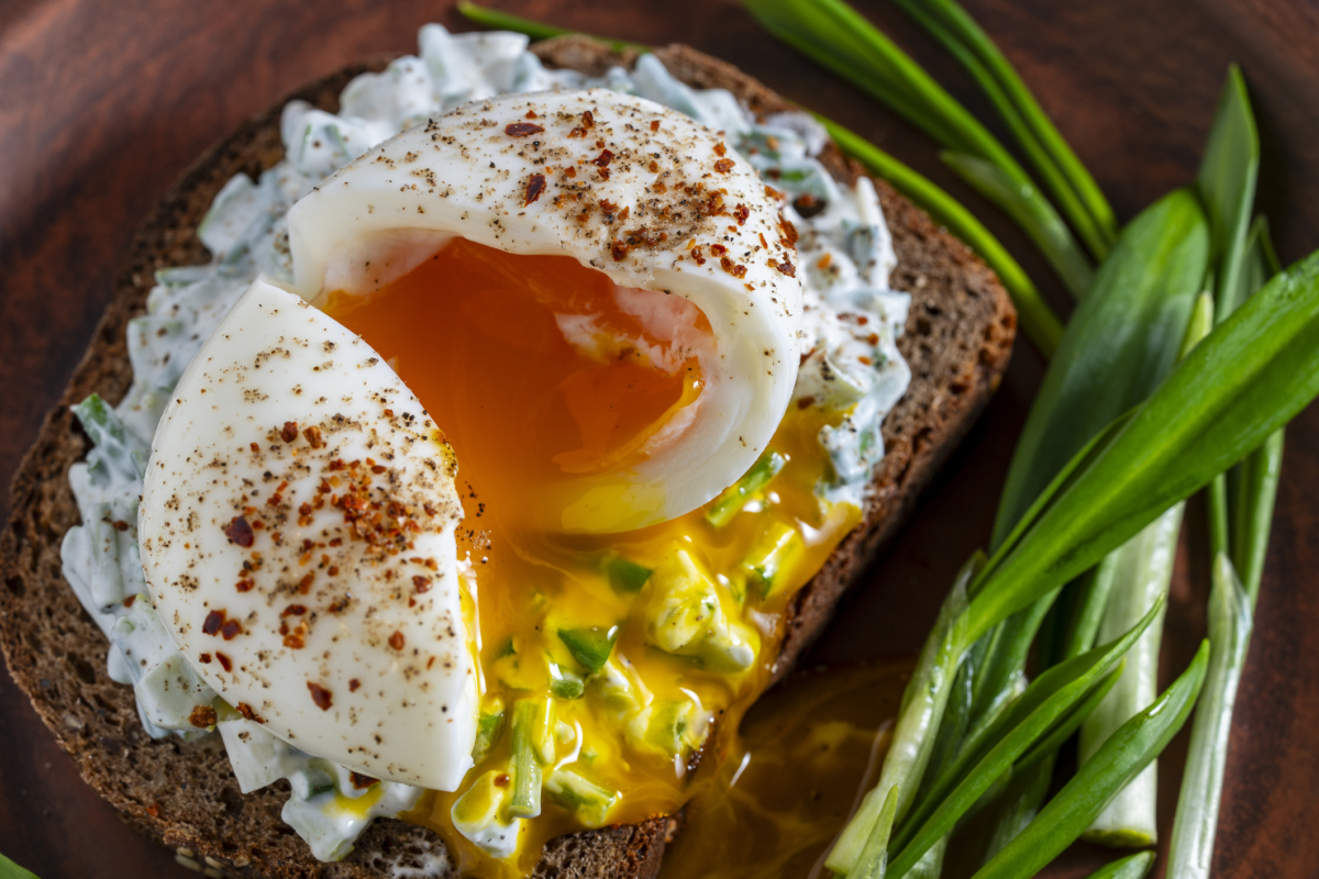 糖心蛋想零失敗，重點就是選大小一致的雞蛋、煮好立刻冰鎮，並先從 7 分鐘版本開始最穩妥。