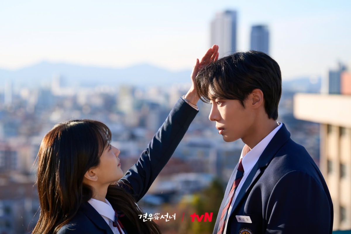 曖昧就是兩個人已經有超過朋友的親密互動和好感，卻還沒有正式確認關係。