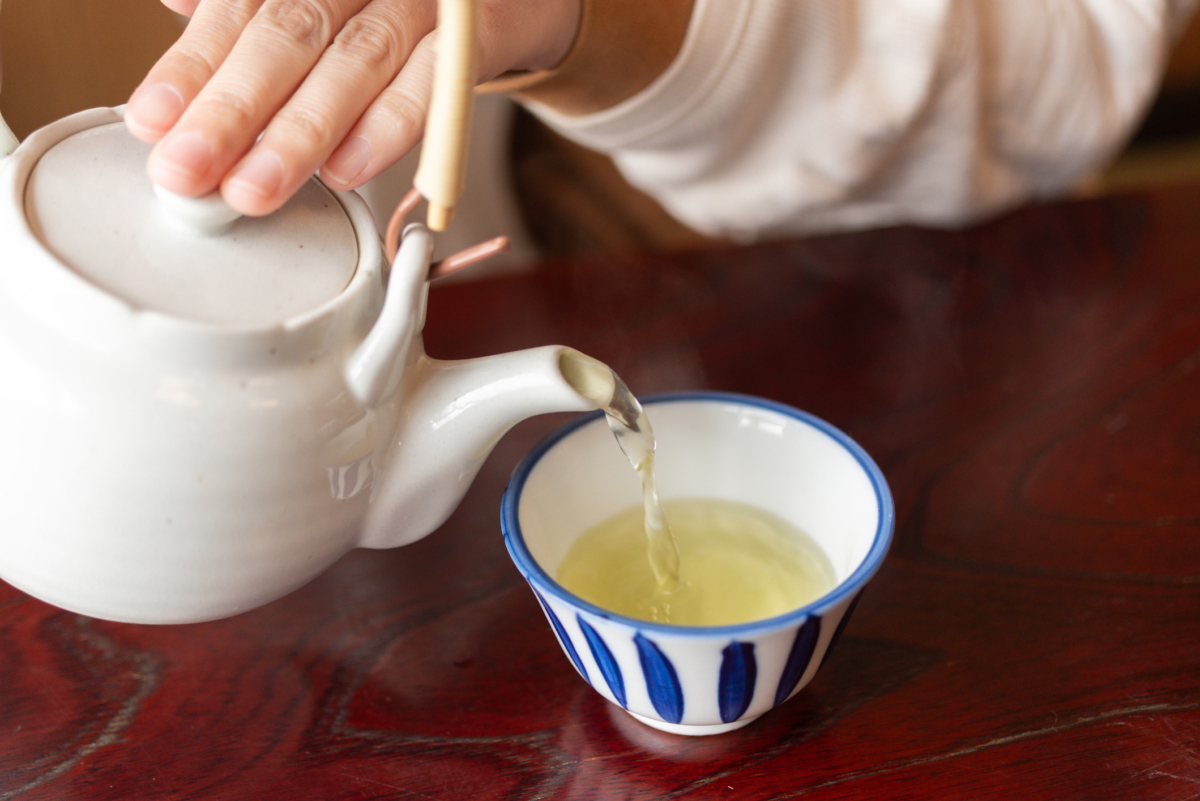 煎茶的口感非常平衡，既有茶葉的甘甜，又帶有一點點解膩的微澀感，而且因為保留了最天然的風味與香氣，喝完後還會有一股淡淡的餘韻留在口中。