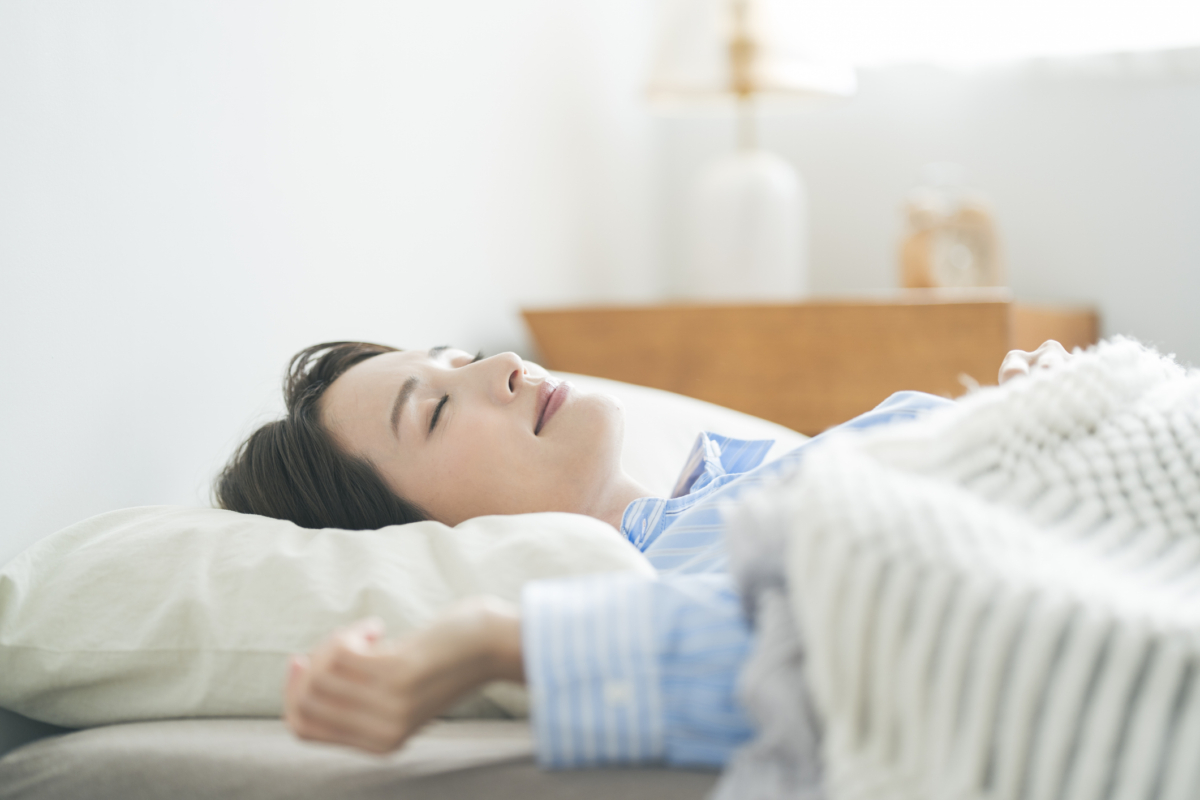 睡眠並非單一的平靜狀態，而是一個包含不同階段的複雜過程。