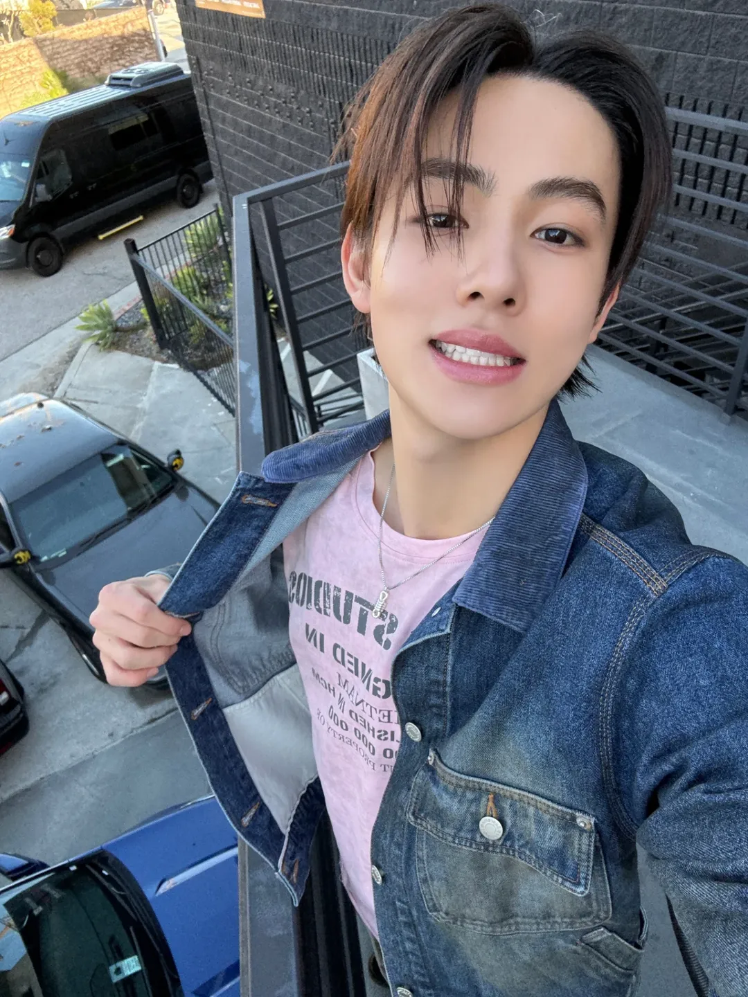 成玹天生擁有一股熱愛「挑戰」的冒險精神，只是在練習生時期就累積創作了超過100首歌曲，更曾在練習生評估中榮獲第一名。