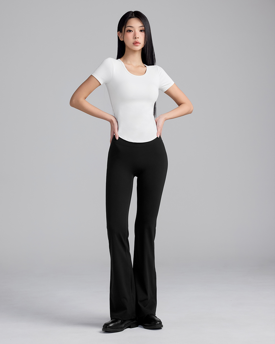 其獨特的設計（前襠無接縫）解決了尷尬線問題，且高腰設計能強力收緊小腹，是健身房網美照的首選！