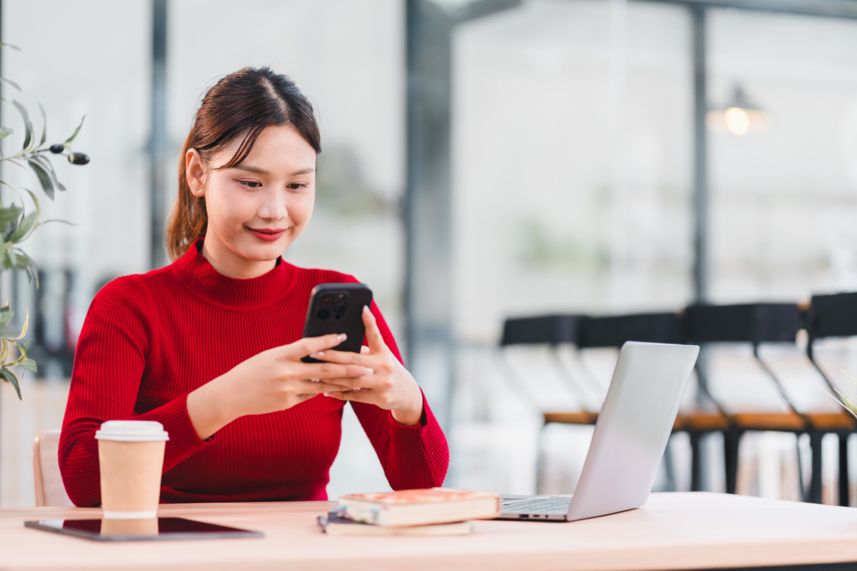 長期滑手機、用電腦、開車，身體會下意識地向前縮，導致前側胸肌長時間處於收縮、緊繃的狀態。