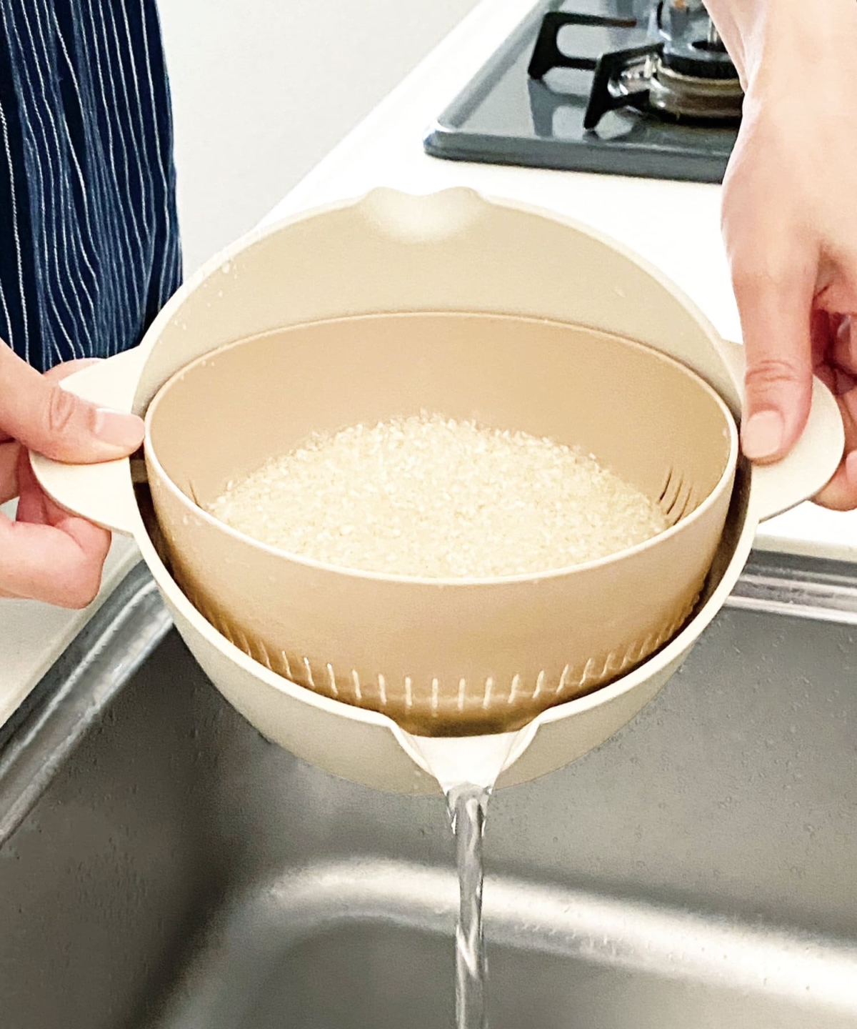 這款「二合一濾水盆」把濾網籃和水盆巧妙合體，洗菜、拌涼拌菜或瀝水只要這一個就夠。