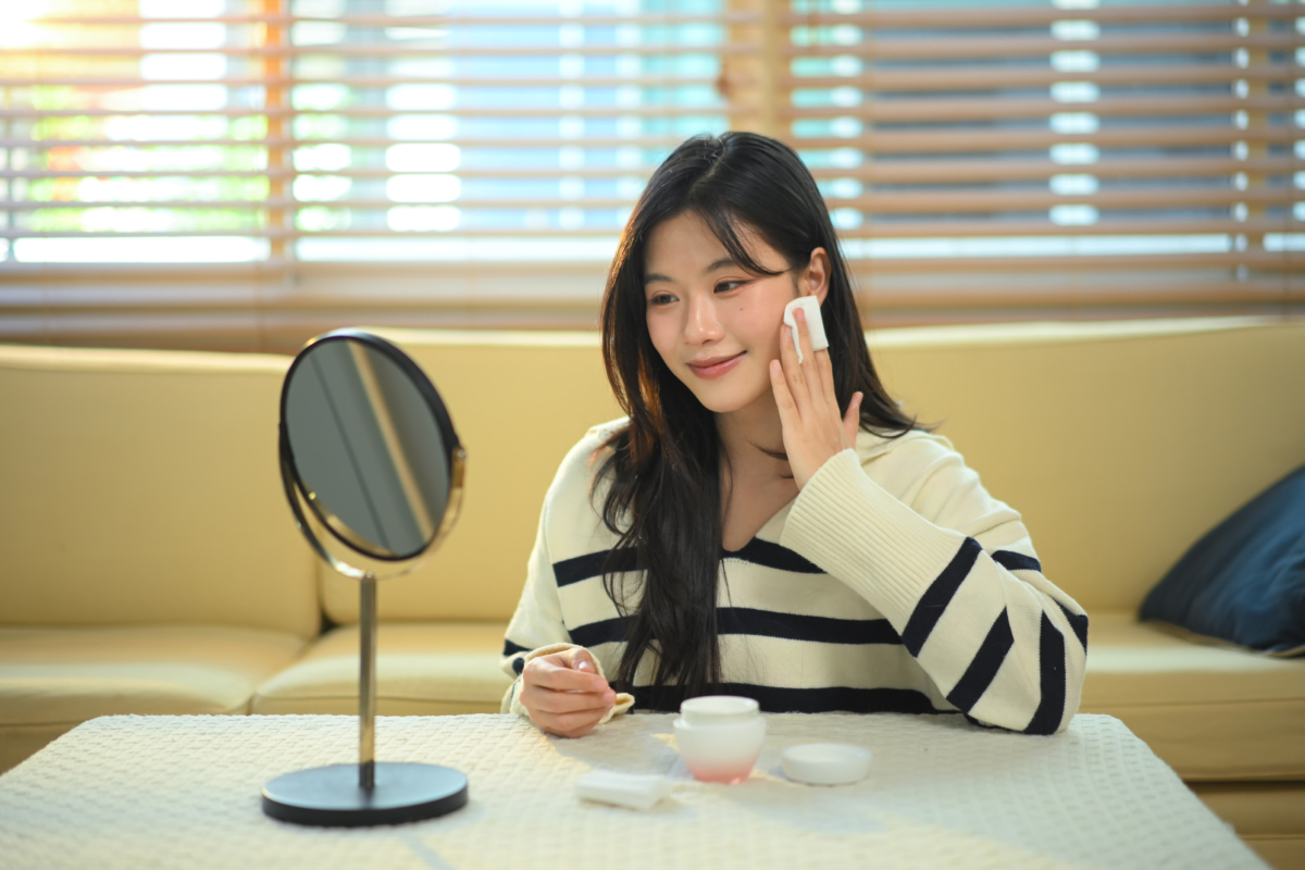 想減少卡粉浮粉，重點在於做好精簡保濕的妝前打底、少量多次上妝，並按膚況局部定妝。