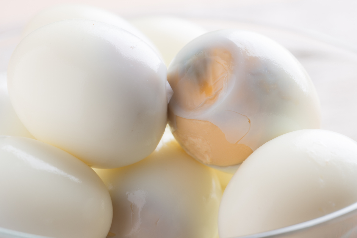 如果烚蛋超過 12 分鐘，蛋黃外圍出現灰綠色多數只是煮過頭所致，不一定是壞掉，但口感通常會較乾。