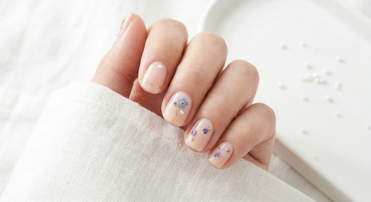 短甲指甲彩繪愈來愈流行，主要因為它兼具實用好打理、符合近年流行的精緻自然美甲風格，也更容易融入不同穿搭和日常場合，剛好滿足很多女生想要好看、耐看又不過分誇張的需求。