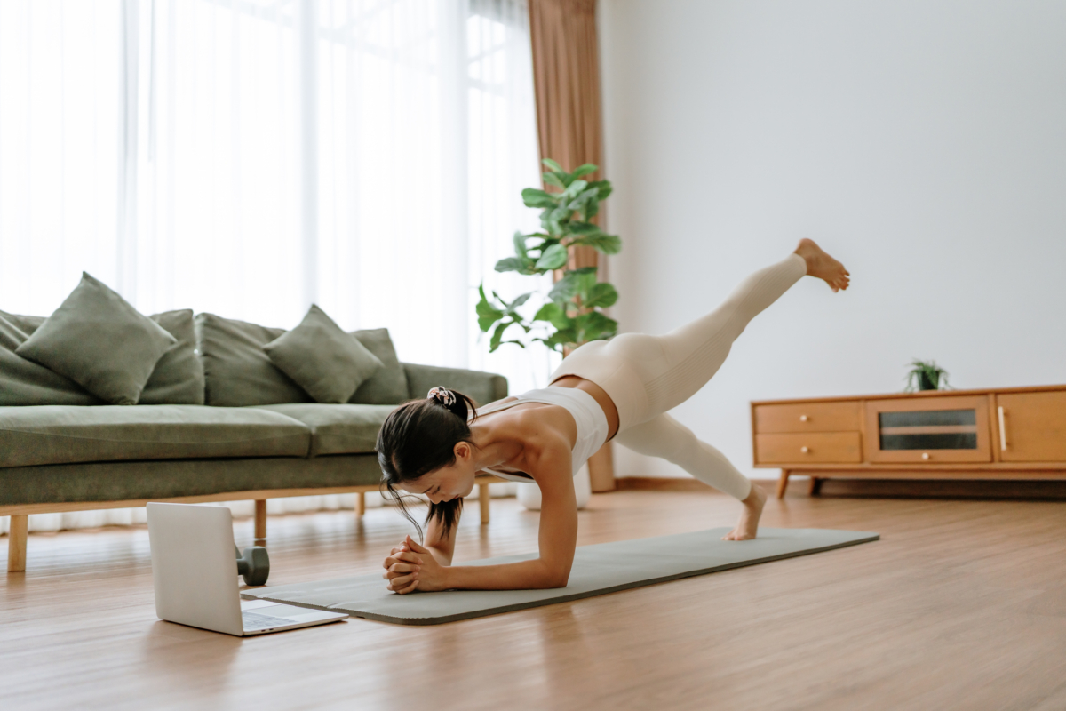 女生腹肌訓練最常見的錯誤，就是只做仰臥起坐、動作太快、以為狂練腹就能瘦小腹，以及忽略恢復與訓練節奏。