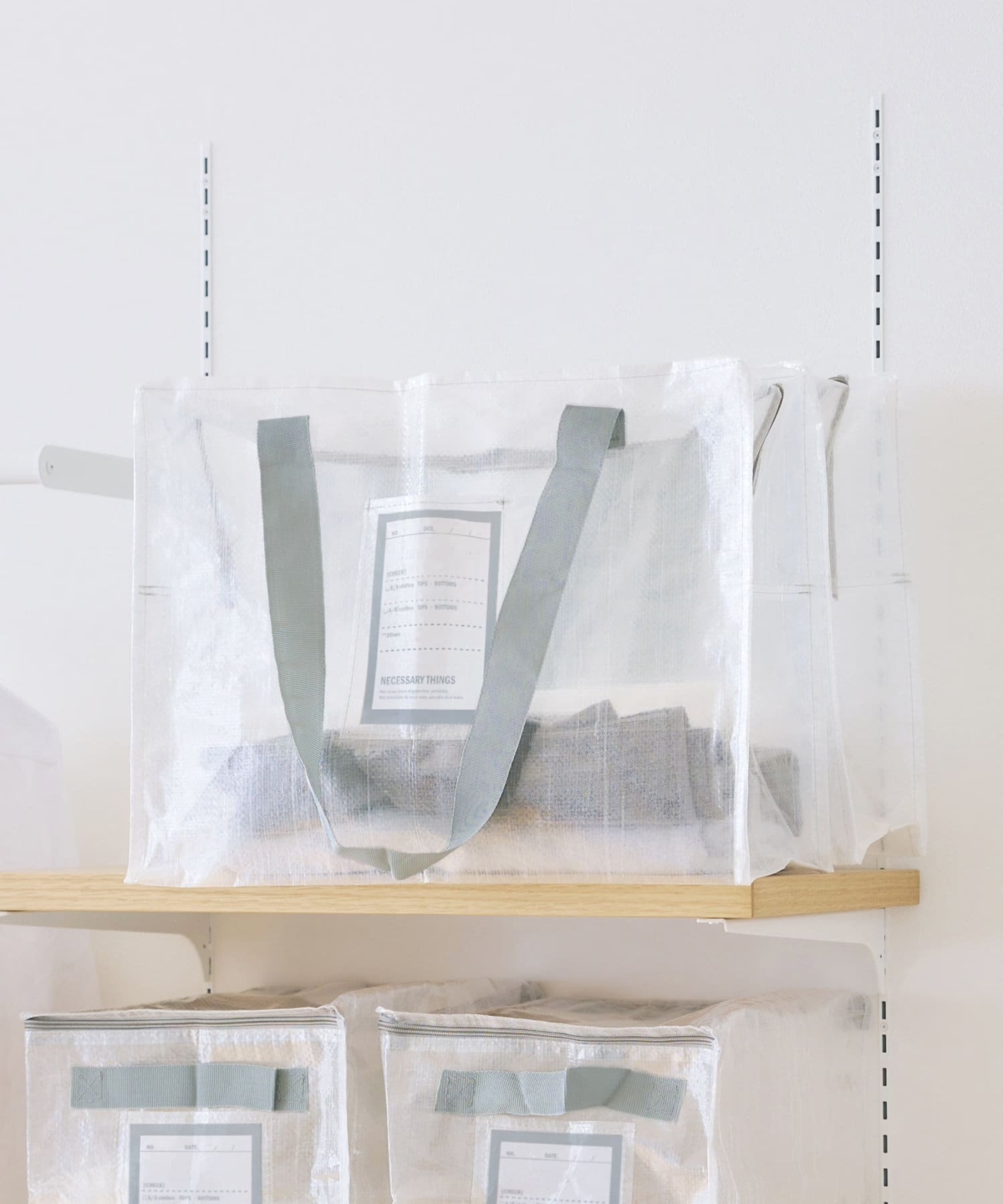 它採用防水防髒的半透明材質，讓你不用翻箱倒櫃，一眼就能看清裡面塞的是哪件被褥或大衣。