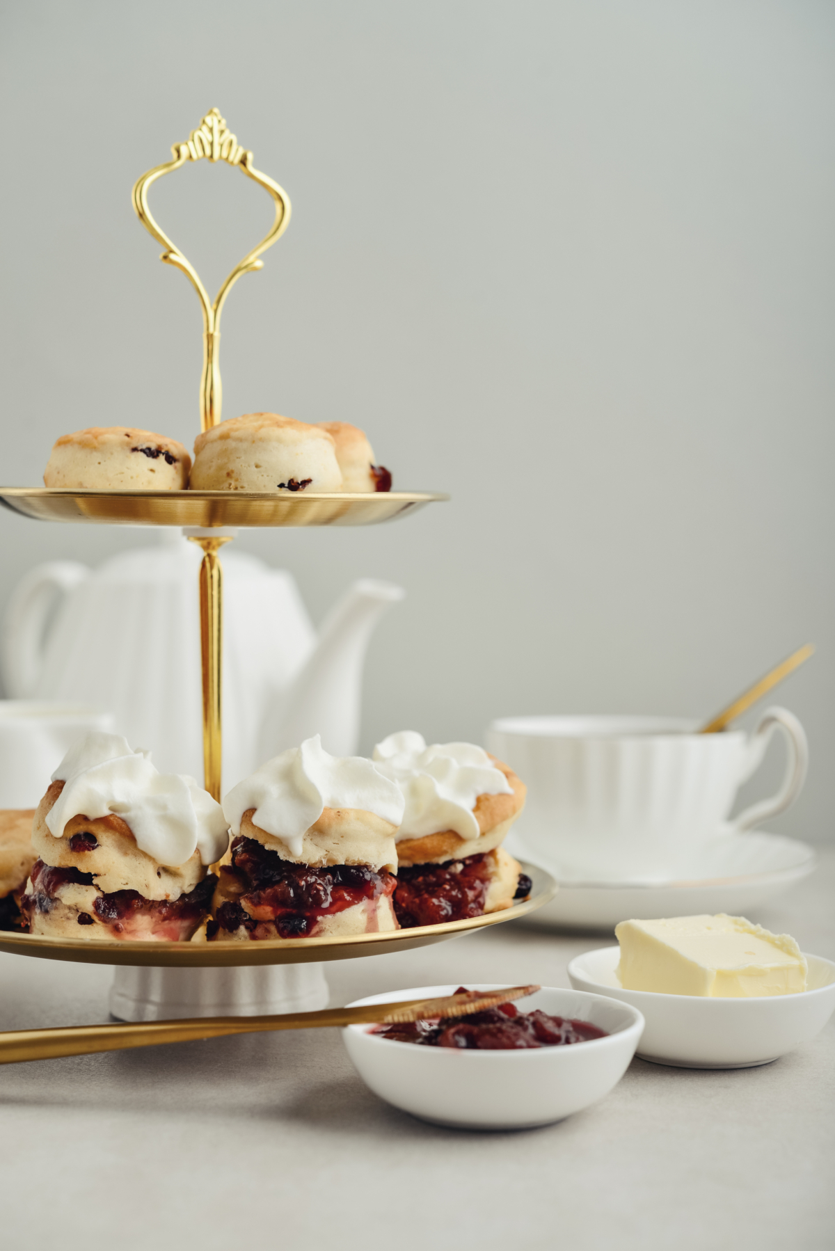 英式鬆餅最經典的吃法是配果醬和凝脂奶油，也可按喜好搭配牛油、檸檬凝乳醬或紅茶享用。