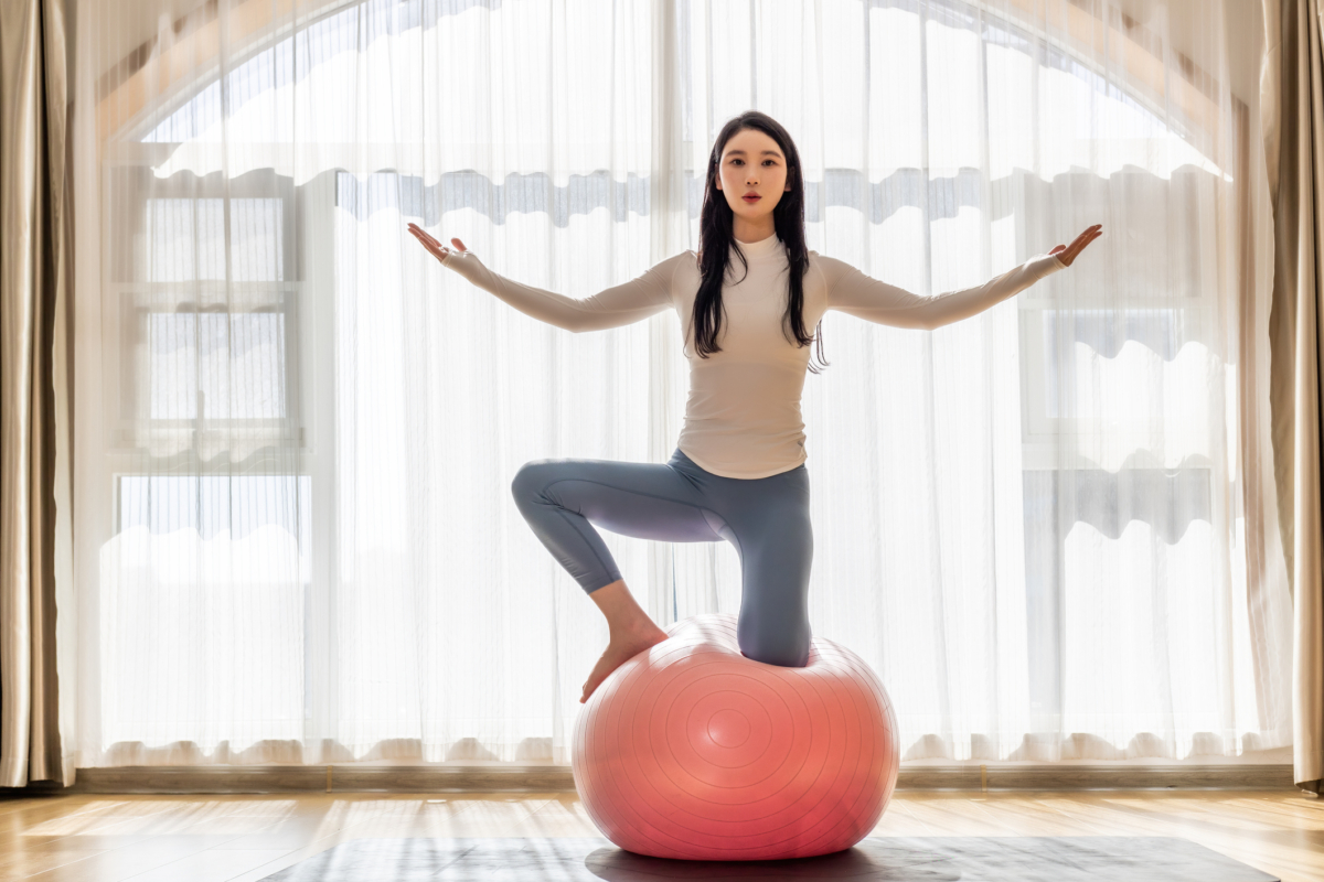 瑜珈褲剪裁與材質的物理特性，直接決定了運動時私密處線條的呈現，挑選時應從結構與面料兩大維度進行審視。