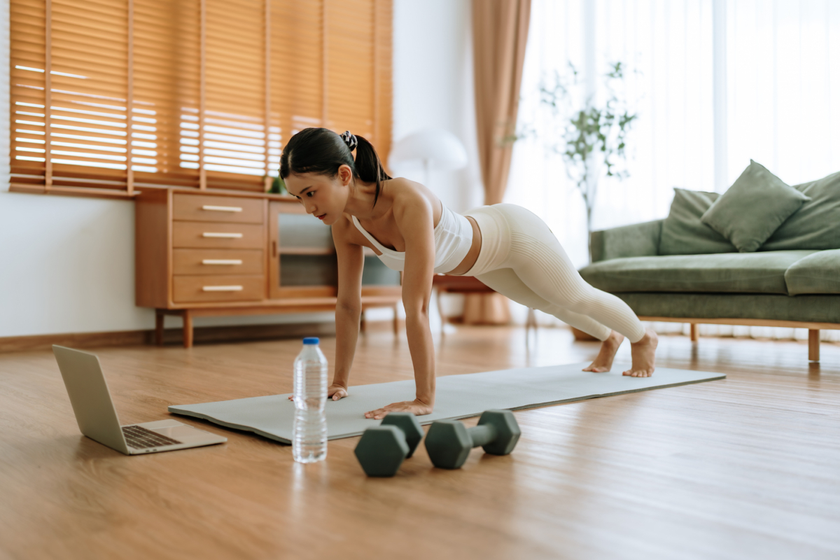 在家練馬甲線不一定要很久，重點是用 10 分鐘把動作做穩、持續練習，慢慢建立核心發力和腹部線條。