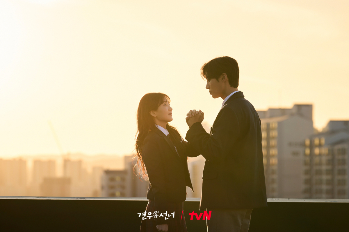 曖昧最常見的感覺，就是一邊心動、一邊不安，因為彼此似乎有點不一樣，卻始終沒有明確答案。