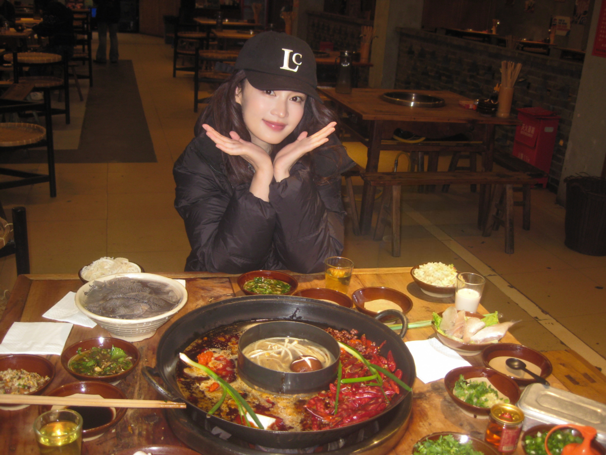 李沁的身材管理重點不在極端節食，而是靠清淡飲食、控制份量、多喝水和簡單合身的穿搭，去維持輕盈又有比例感的狀態。