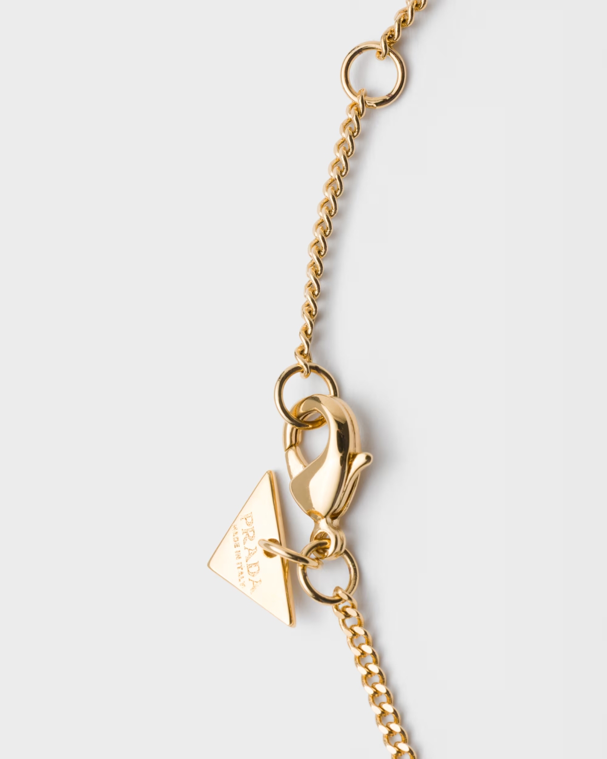PRADA這款項鍊的設計重點就是品牌最經典的三角標誌，一眼就能認出來，低調中帶點時髦態度。