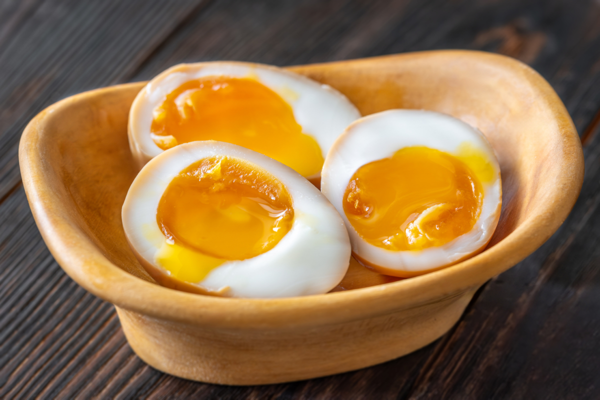 糖心蛋不太建議高溫加熱，因為容易令蛋黃變老、失去原本濕潤口感；若想回溫，用溫和方式短暫加熱會較好。