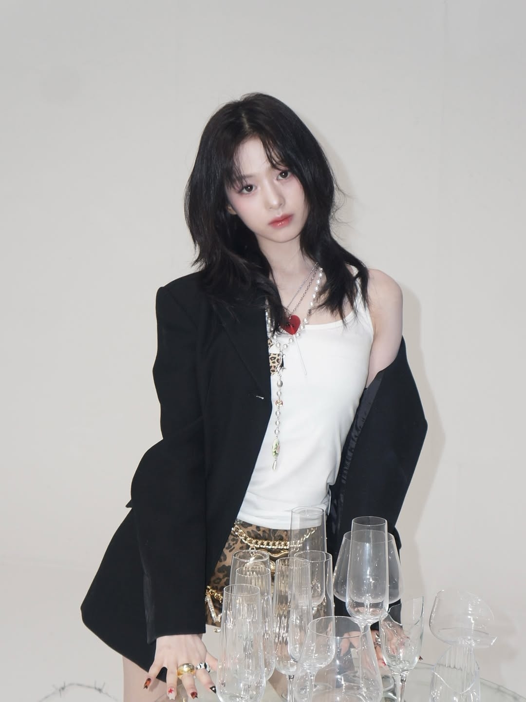 因為一直關注並喜愛 BLACKPINK，她最終決定加入 YG 娛樂，並在那裡經歷了長達六年的高強度訓練。