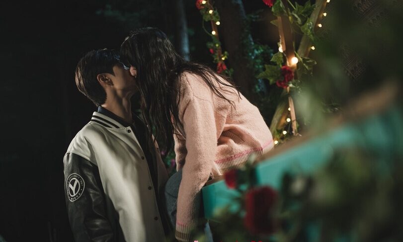 接吻是一種用雙唇接觸來表達情感的親密行為，常見於情侶之間，也可以是親人或朋友之間的溫柔互動。