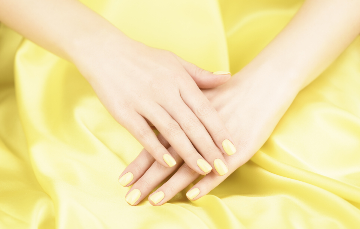 近年韓系美甲趨勢中，奶油黃與春夏黃色美甲成為熱搜詞，小雞黃美甲憑藉其柔和色調與清新美感，在社群平台與各大美甲店的受歡迎程度持續攀升。