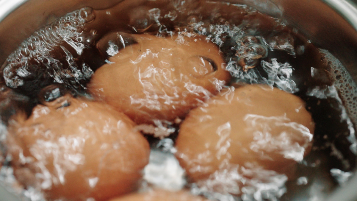 如果想吃得較安心，通常會較建議把雞蛋煮至蛋黃和蛋白都凝固，尤其是給小朋友、長輩、孕婦或免疫力較弱的人食用時，9至10分鐘或以上會較穩妥。