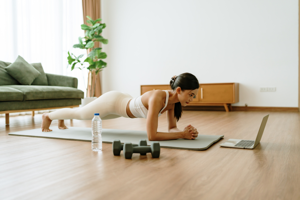 平板支撐是一個以核心穩定為主的全身訓練，主要會用到腹部、下背、臀部，以及肩膀和腿部等肌群。